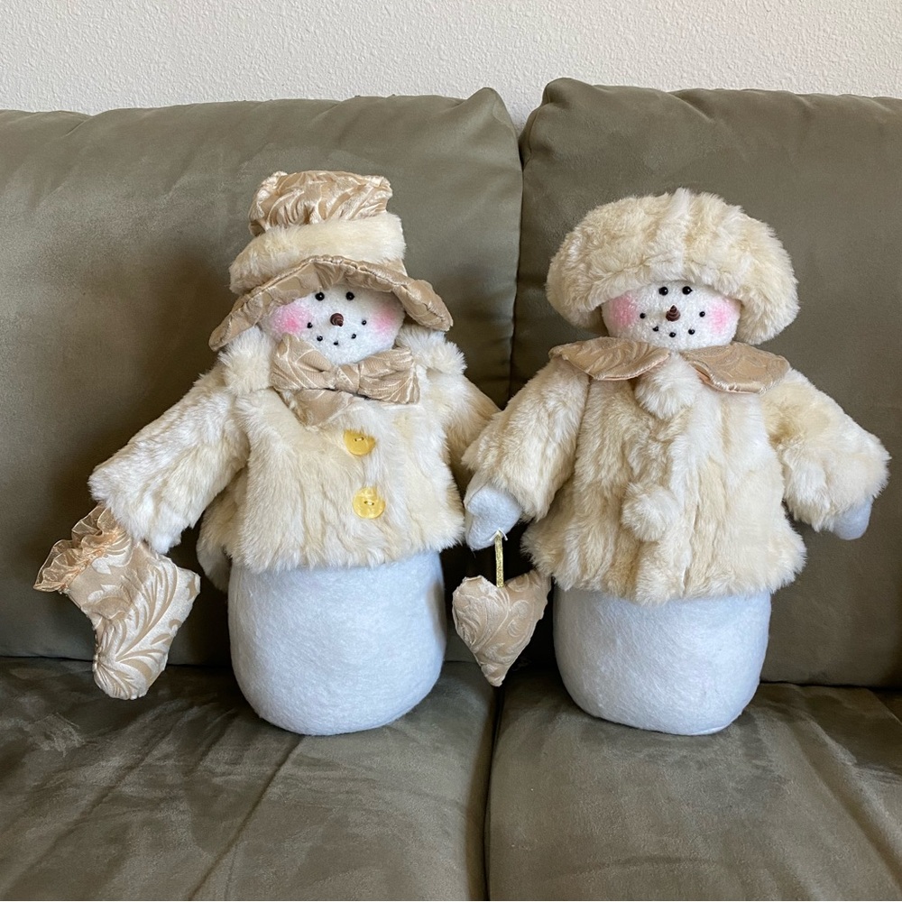 PERFECT CONDITION the elegant Snow couple, dressed for the holidays! ☃️